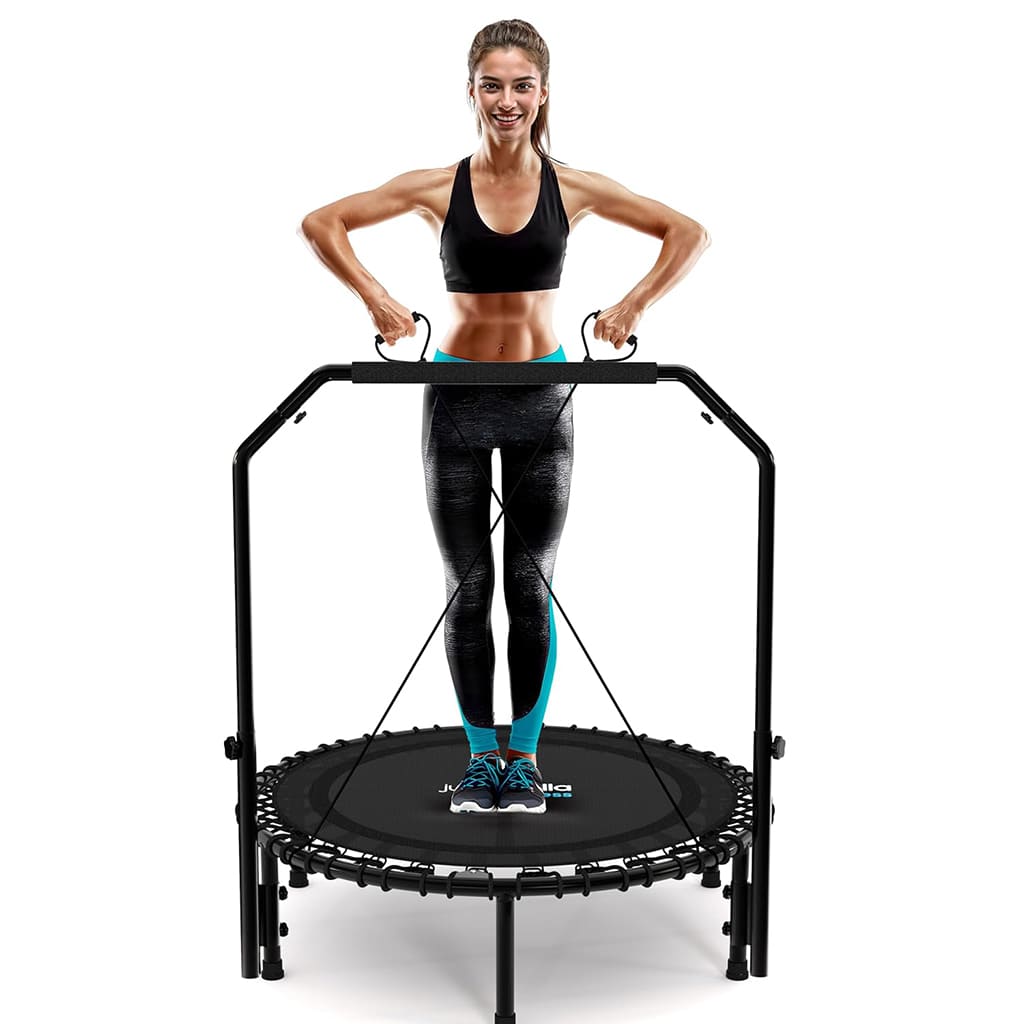 Žena cvičí na trampolíně Ahoj Krása JumpGlow, ideální pro fitness a zábavu s nízkonárazovým kardiem.
