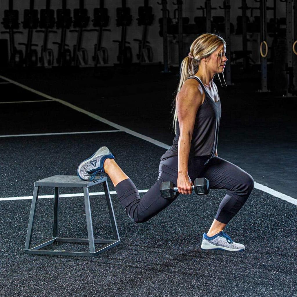 Ahoj Krása JumpForm workout with a woman performing lunges holding dumbbells on a training box.